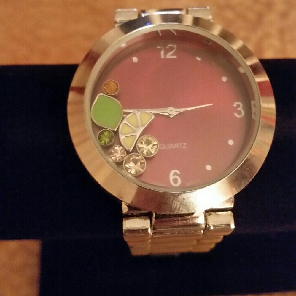 Unique Quartz Watch - Picture 2 of 3